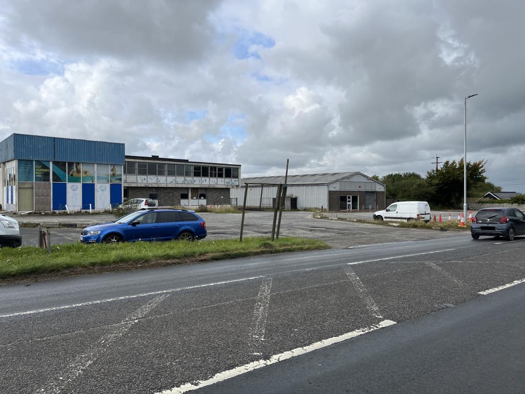 Lot: 58 - TRADING ESTATE WITH POTENTIAL - View of estate